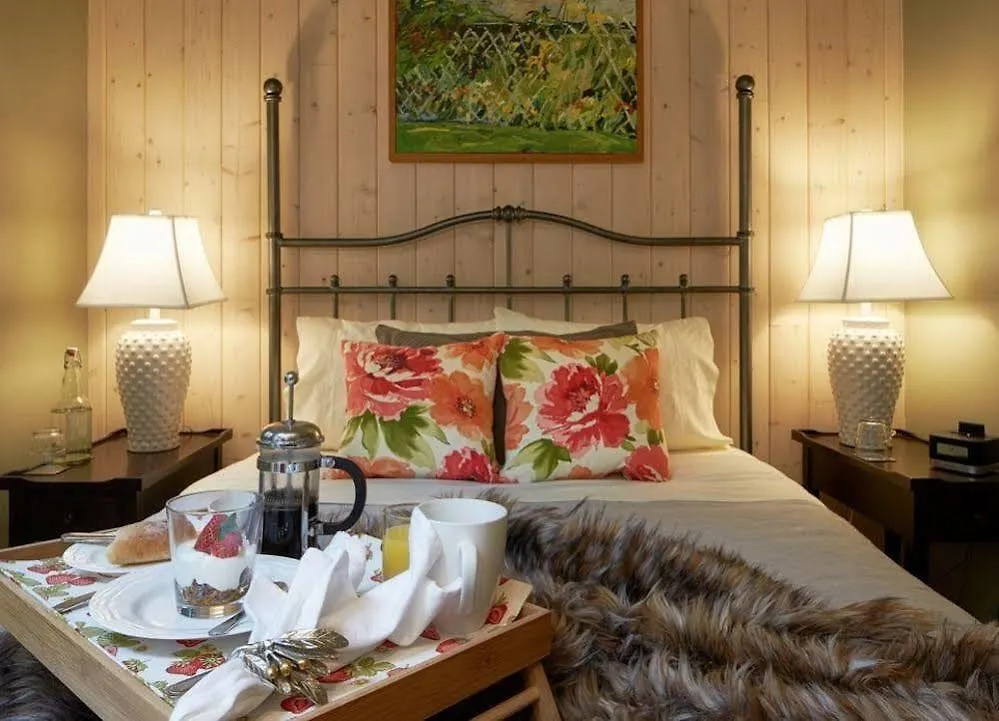 Hedgerow House Bed & Breakfast Ganges Canada