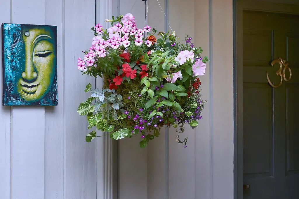 Hedgerow House Bed & Breakfast Ganges Canada